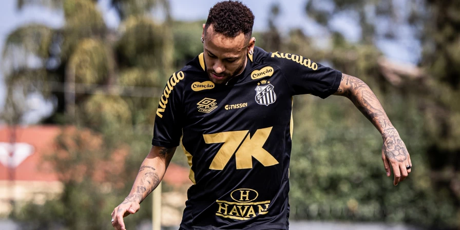 O atacante Neymar durante treino do Santos.