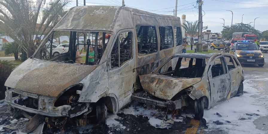 VÍDEO: carro bate em van e pega fogo na Avenida dos Franceses