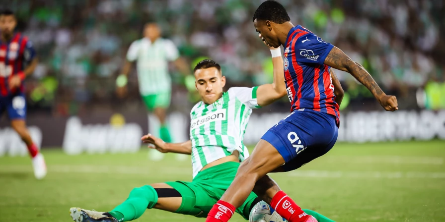 Lance do jogo entre Atlético Nacional e Bahia, pela Copa Libertadores.