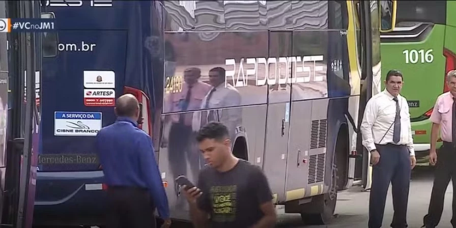 Os motoristas reivindicam reajuste salarial e alegam que ainda não receberam uma nova proposta dos empresários.