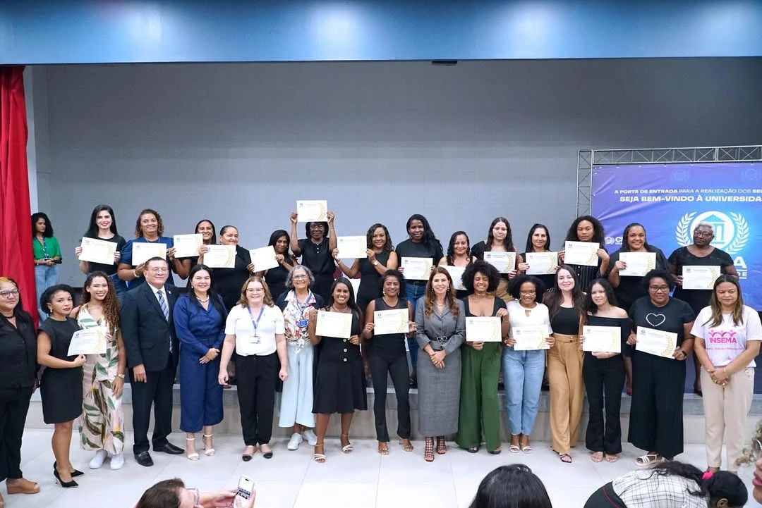 As mulheres receberam a certificação por terem concluído cursos profissionalizantes. (Foto: Divulgação/SEMU).
