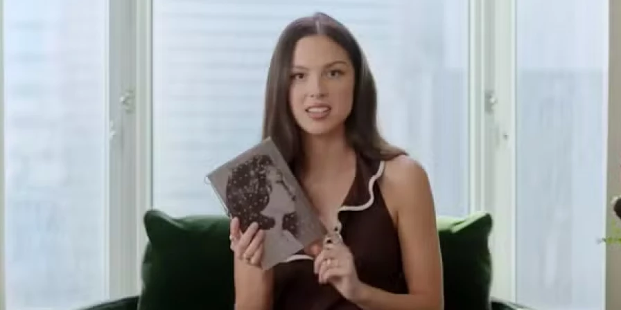 Olivia Rodrigo se encanta com livro "A Hora da Estrela" de Clarice Lispector.