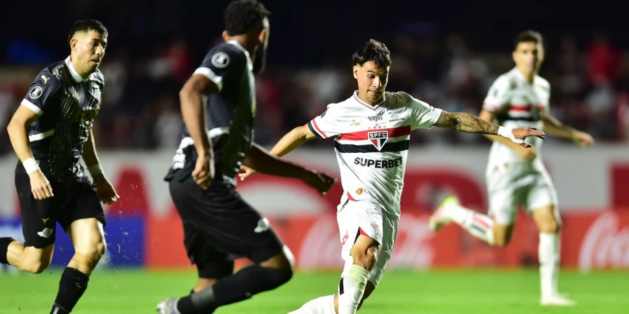 Lance do jogo entre São Paulo e Libertad, pela Copa Libertadores.