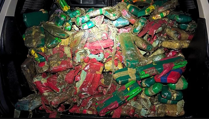Segundo a PRF, foram apreendidos 130,2 kg de skunk , 51,3 kg de crack e 7 kg de cloridrato de cocaína — somando 188,5 kg de entorpecentes. (Foto: Divulgação/PRF)