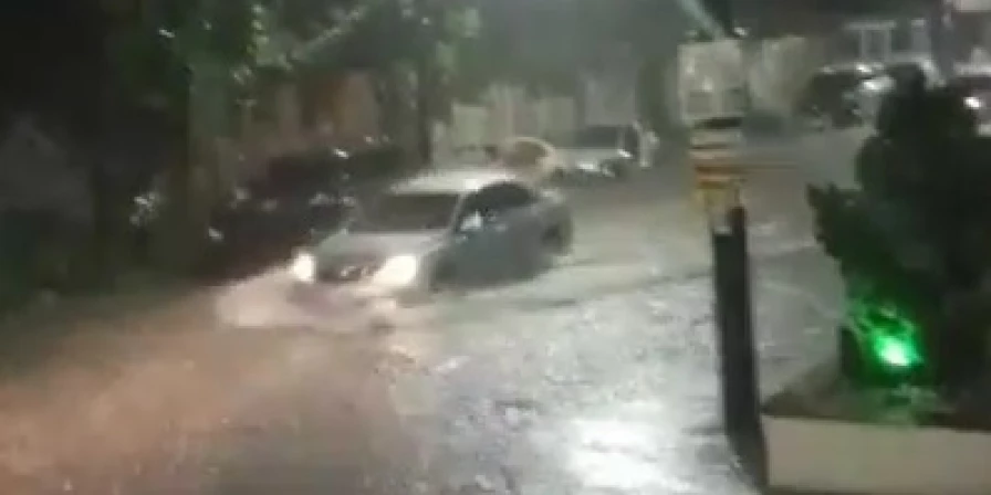 Ruas do bairro Vicente Fialho ficaram alagadas após forte chuva em São Luís.