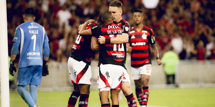 O Flamengo derrotou a LDU no Maracanã.