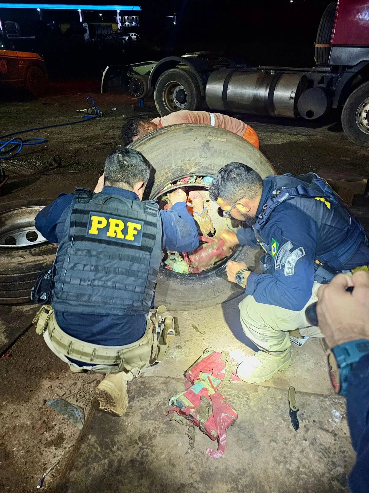 O caminhoneiro, que foi preso em flagrante por tráfico de drogas, transportava skunk, crack e cocaína. (Foto: Divulgação/PRF)