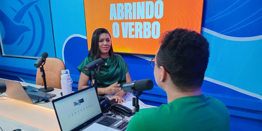 A cantora Thais Moreno concede entrevista ao Abrindo o Verbo.