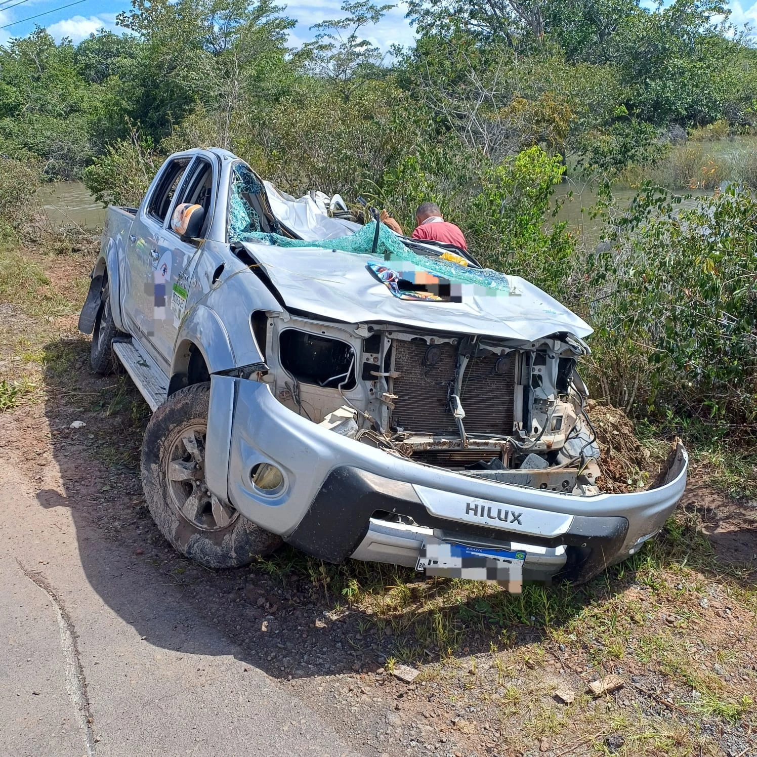 Situação do veículo após ser retirado da água. (Divulgação/PRF)