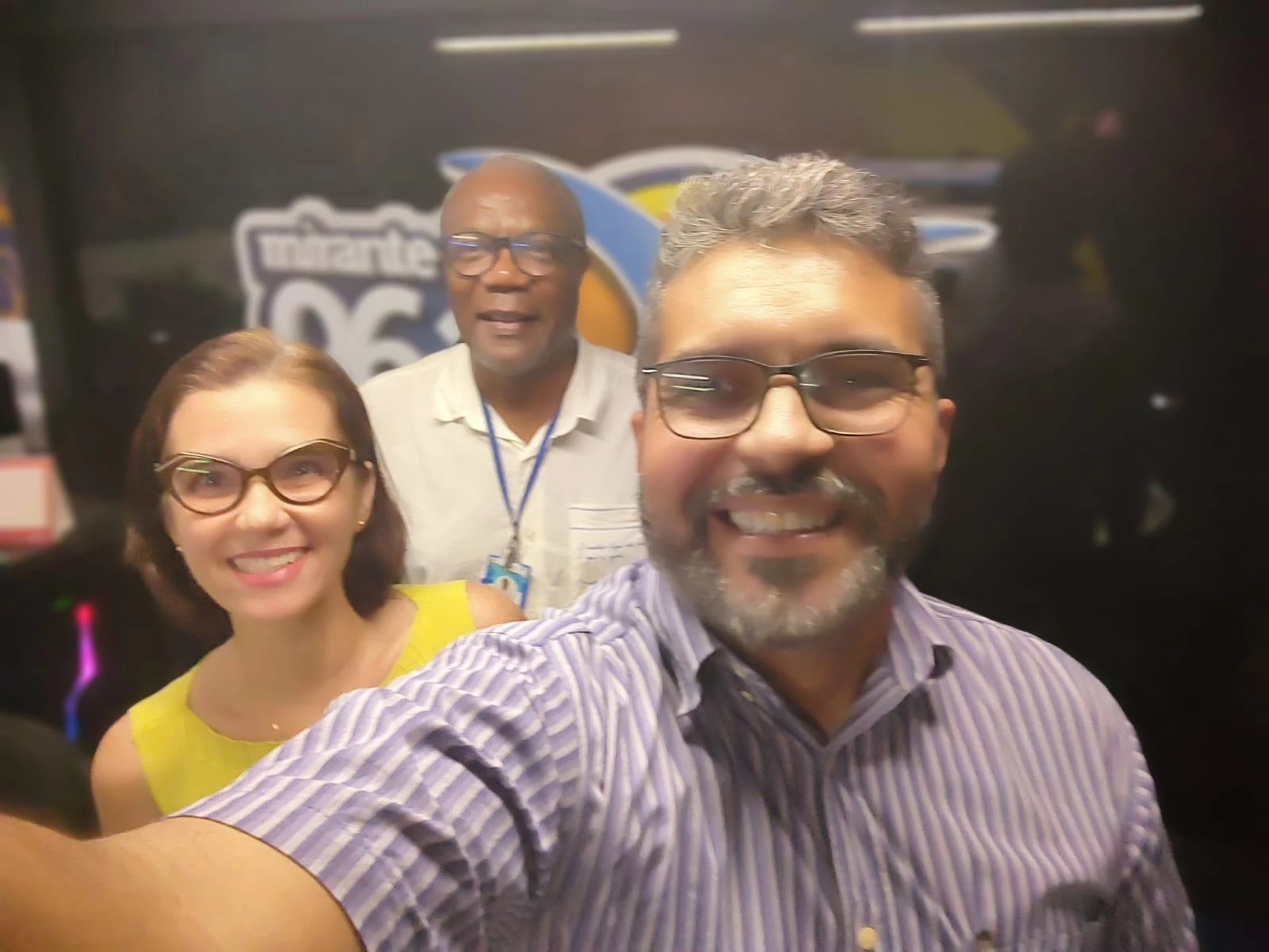 Mildemberg Matos - Gerente do NUTEC e Isabella Mendonça - Assessora do CEP São Luís trocando ideia com o jornalista Pedro Sobrinho, no Plugado, na Mirante FM. Foto: Divulgação
