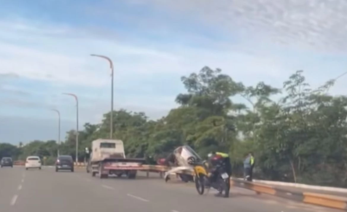 Veículo de passeio colide com grade de proteção da avenida Carlos Cunha, em São Luís (Foto: Reprodução/Redes sociais).