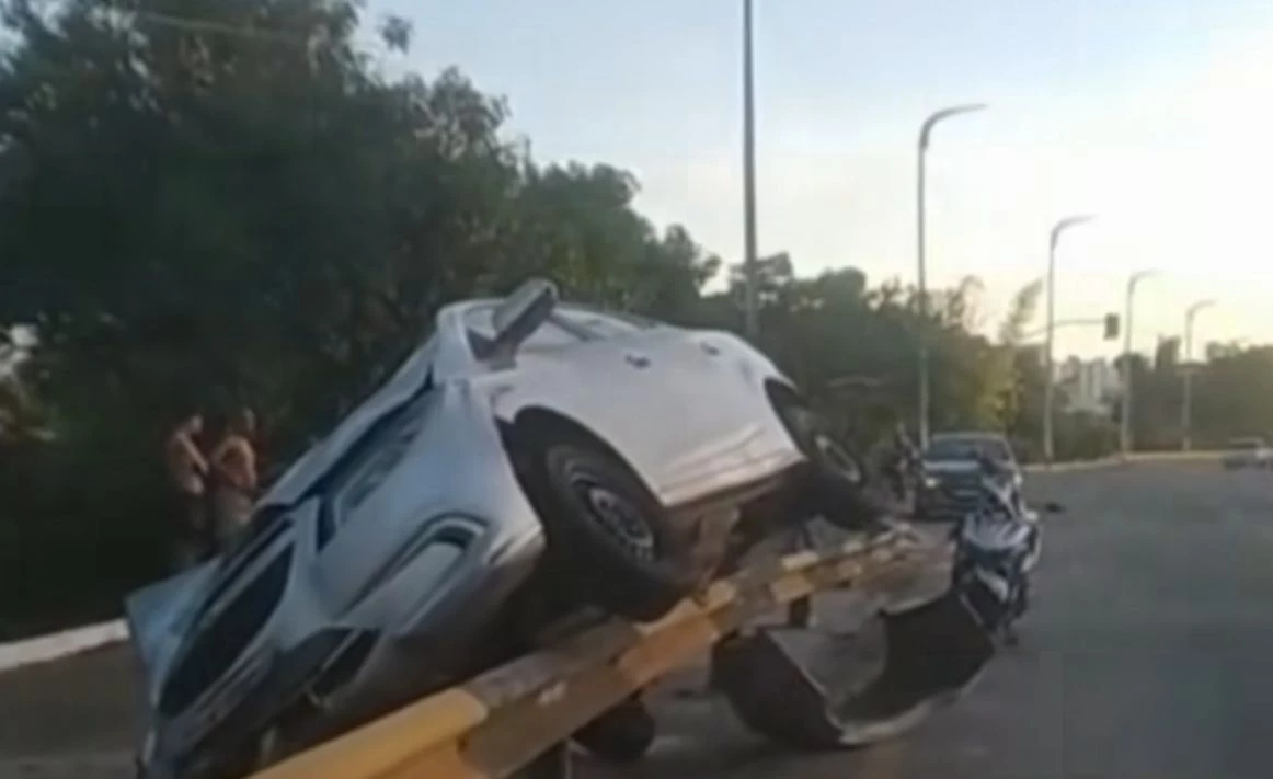 Veículo de passeio colide com grade de proteção da avenida Carlos Cunha, em São Luís (Foto: Reprodução/Redes sociais).