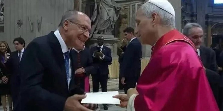 O vice-presidente do Brasil, Geraldo Alckmin sendo cumprimentado pelo papa Leão XIV, na Praça São Pedro (Foto: Divulgação)