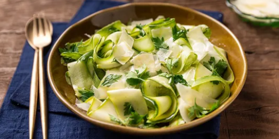 Salada de abobrinha com lascas de parmesão. (GNT)