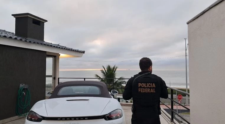 Segundo informação da Polícia Federal, uma parte dos investigados é suspeita de envolvimento em um ataque cibernético que atingiu 150 contas bancárias da Caixa Econômica Federal, vinculadas a 40 prefeituras. (Foto: Divulgação/PF)