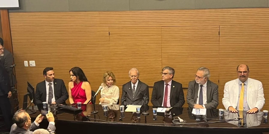José Sarney é figura central da conferência que comemora a redemocratização.