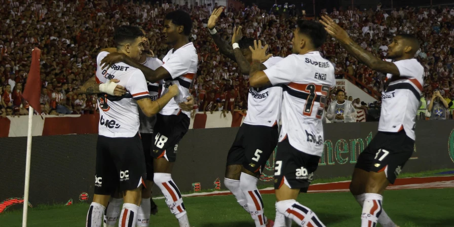 O São Paulo venceu o Náutico no Estádio dos Aflitos.
