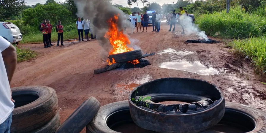 Manifestantes interditaram trechos das rodovias estaduais MA-006 e MA-106.