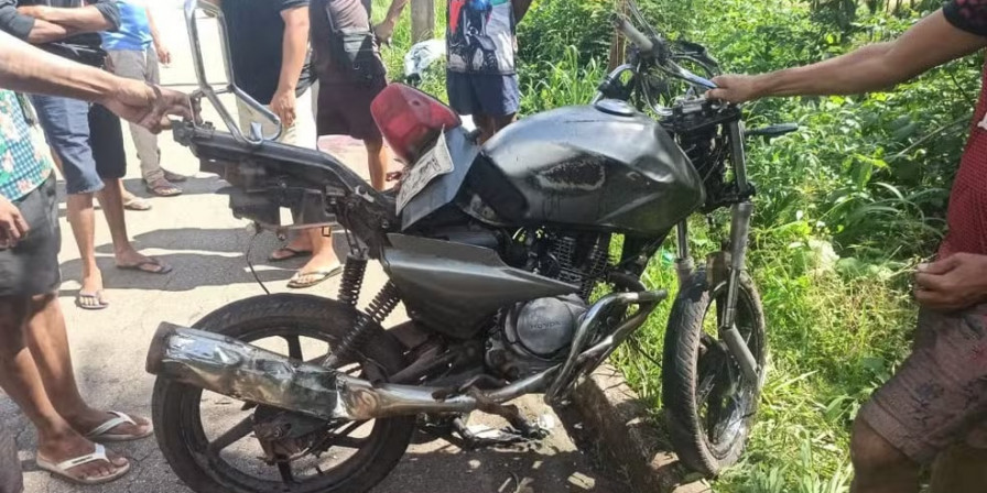 Após o impacto, o caminhão passou por cima da moto e do piloto, que morreu ainda no local. (Foto: divulgação / PRF-MA)