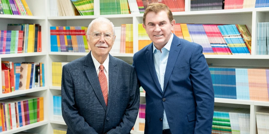 José Sarney, durante a assinatura de contrato com a editora Ciranda Cultural