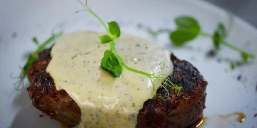 Carne ao molho de gorgonzola.