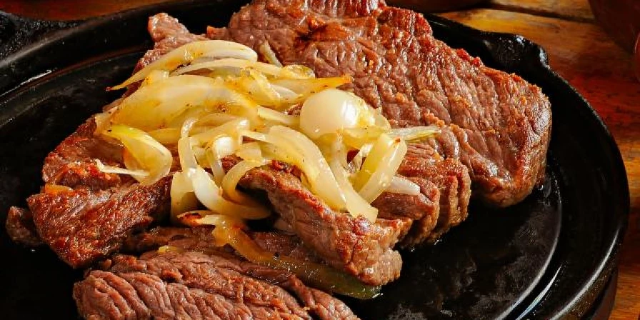 Carne de sol com cebolas.