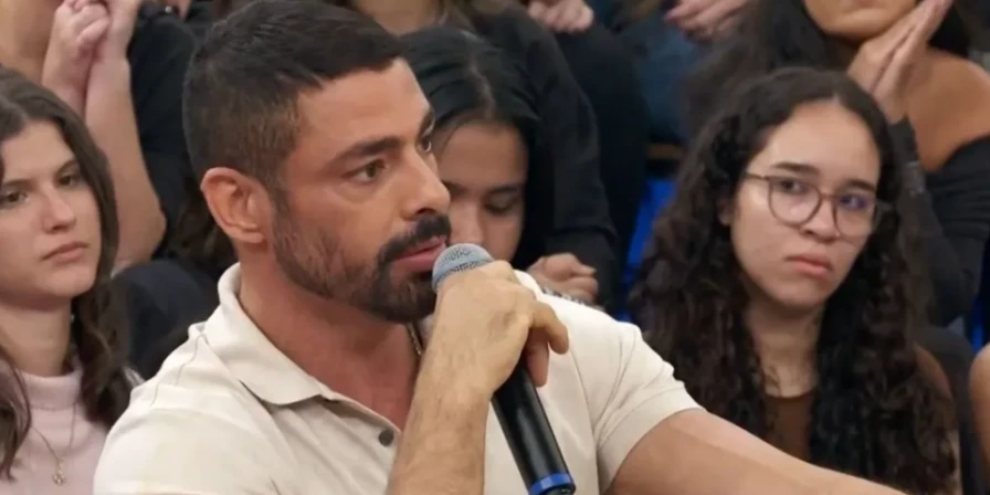 Cauã Reymond no programa "Altas Horas", da TV Globo.