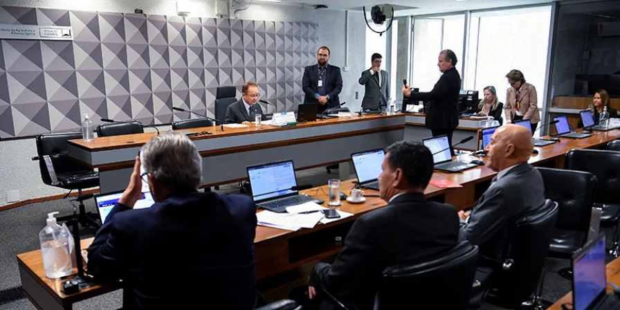 Zequinha presidiu reunião da comissão que aprovou audiência com o ministro