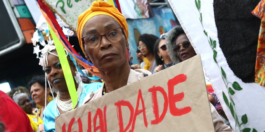 Pesquisadores aplicaram questionários de escala de discriminação cotidiana para chegar aos dados.