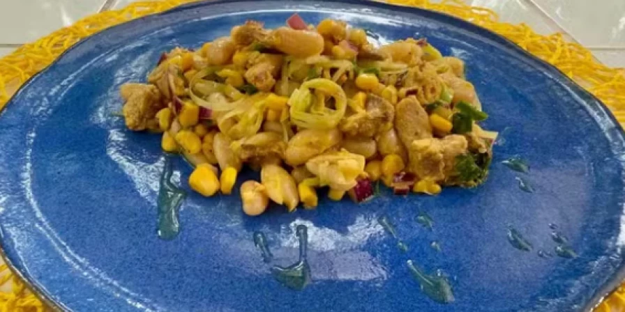Salada de feijão-branco com atum em lata.