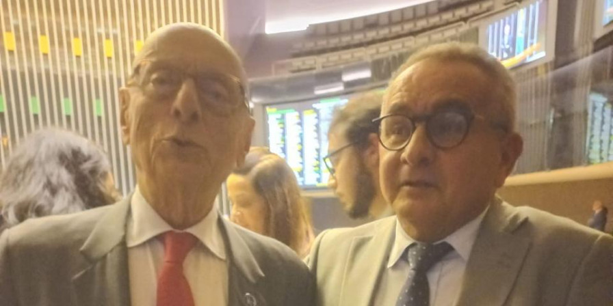 Para o procurador federal Georgino Melo e Silva foi “um reencontro feliz” com seu amigo senador Esperidião Amin, grande apreciador e leitor da obra do Padre Antônio Vieira. Na oportunidade, ele ofereceu ao político catarinense a obra “Quási Apagadas Cinza (Foto: Divulgação)
