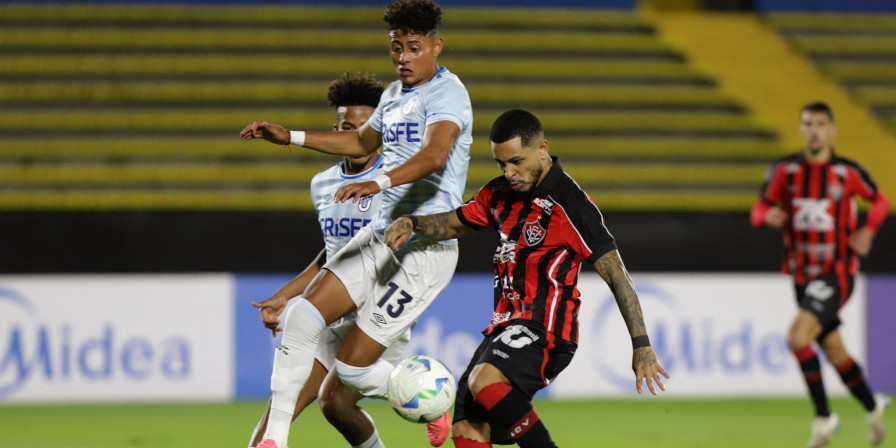 Lance da partida entre Universidad de Quito e Vitória, pela Copa Sul-Americana. (Reprodução / X @Sudamericana)