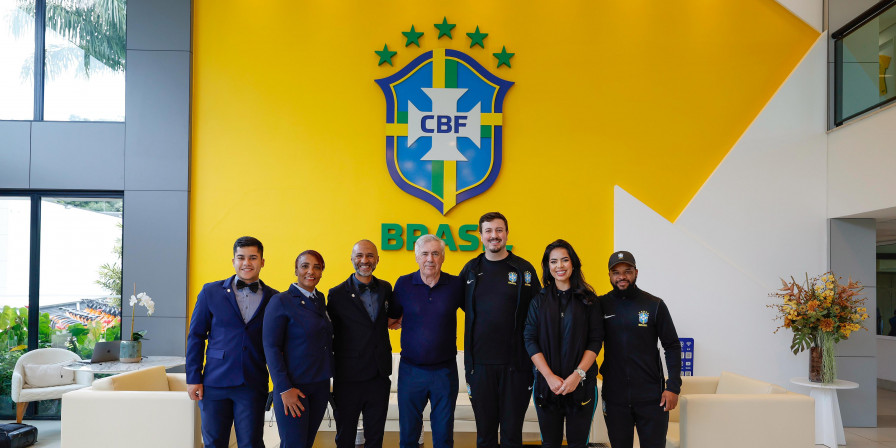 Treinador esteve acompanhado do coordenador de Seleções, Rodrigo Caetano; ele conheceu funcionários e instalações (Rafael Ribeiro/CBF)