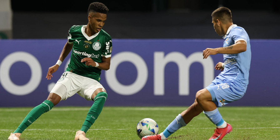 O jogador Estêvão, da SE Palmeiras, disputa bola com o jogador do C Sporting Cristal (Foto: Cesar Greco/Palmeiras)