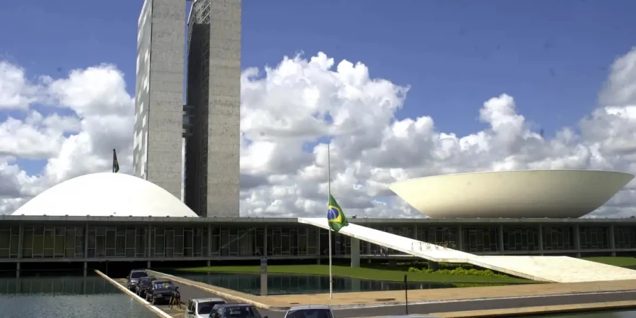 O objetivo do projeto é evitar o impacto da prática de apostas esportivas na população brasileira, especialmente com foco na proteção de públicos vulneráveis, como crianças e adolescentes.