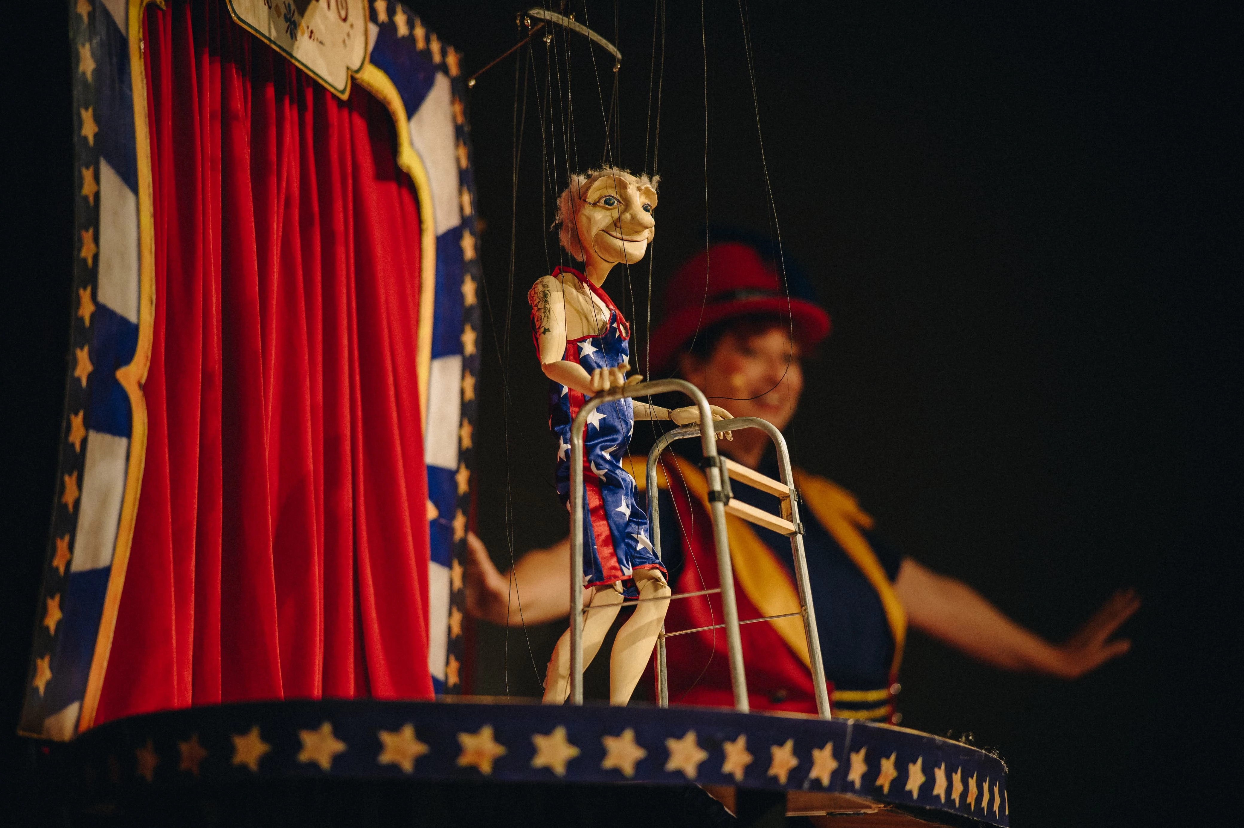 Com marionetes idosas no palco, o espetáculo discute o etarismo (Foto: Alécio Cezar)