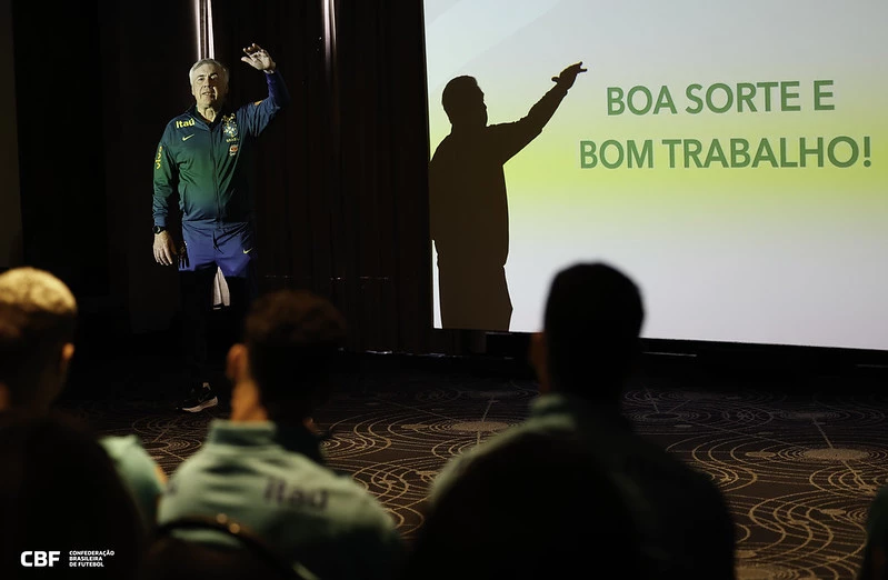 Treinador teve primeiro contato com jogadores e exibiu apresentação com perfil do novo trabalho (Crédito: @rafaelribeirorio I CBF)
