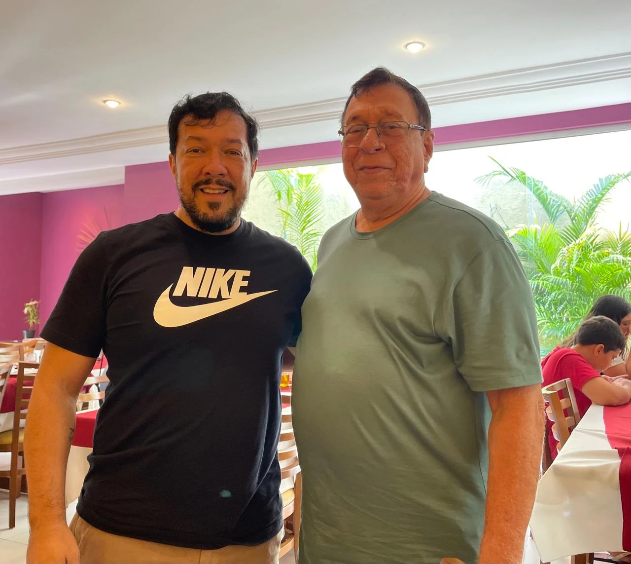 No almoço dominical do restaurante Frango de Ouro, o ex-deputado Julião Amin Castro com o filho, vereador de São Luís, Rommeo Pinheiro Amin Castro