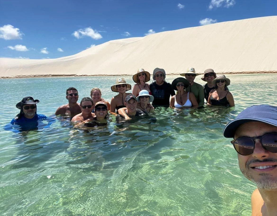 Karla Diniz com as amigas de Aracajú, em visita às belezas de Atins, uma vila selvagem do município de Barreirinhas