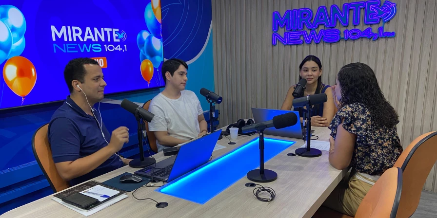 Darah Marques e Cadu Ferreira durante o programa Atualidades.