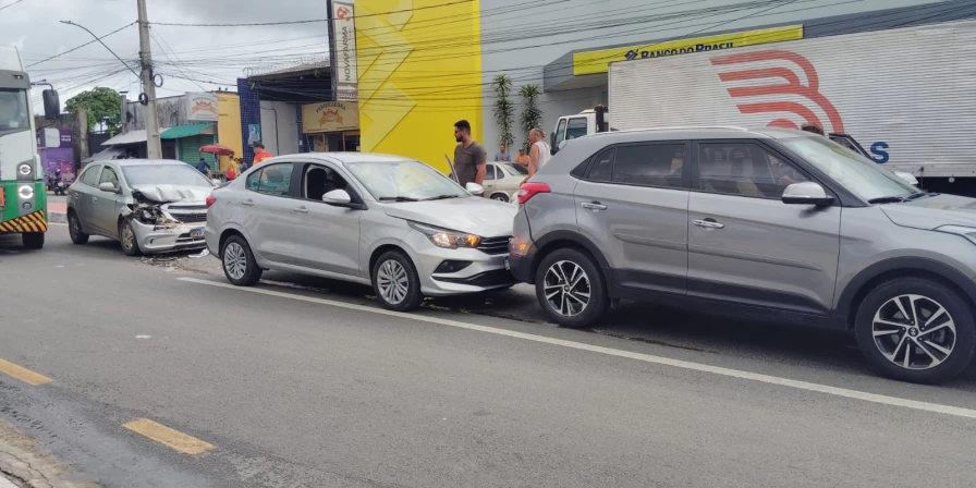 Apesar do impacto da colisão, ninguém ficou ferido, houve apenas danos materiais.