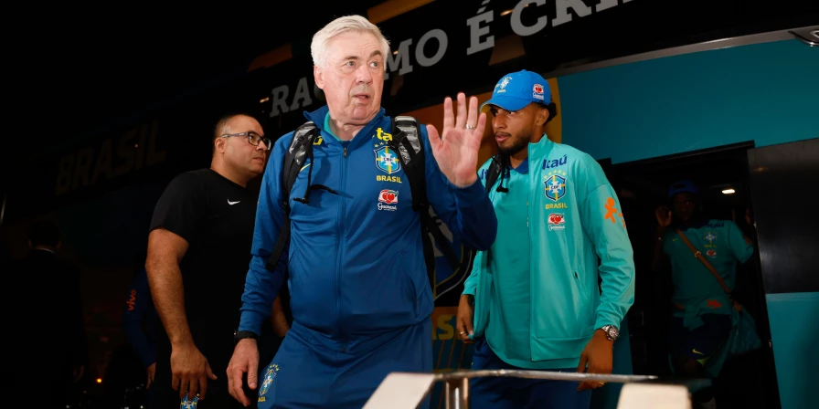Carlo Ancelotti acena para fãs da Seleção Brasileira em GuayaquilCpom