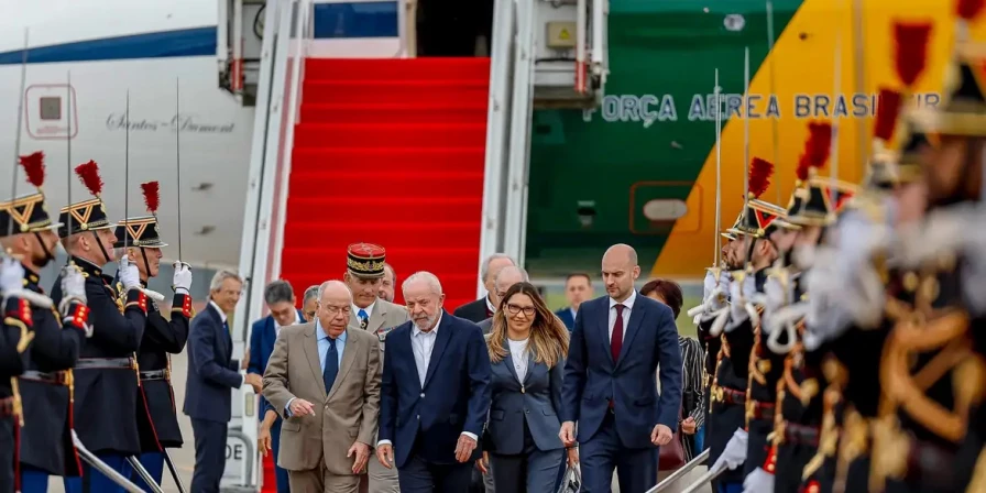 O presidente Lula durante chegada a Paris.