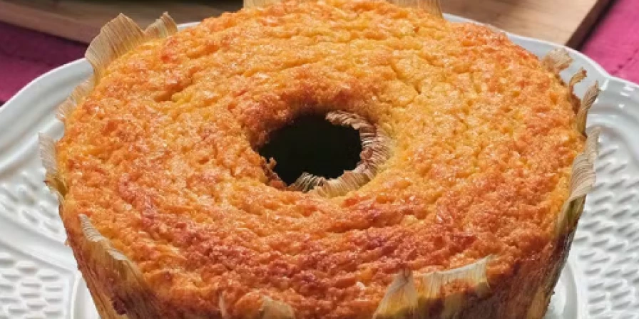 Bolo de pamonha na palha.