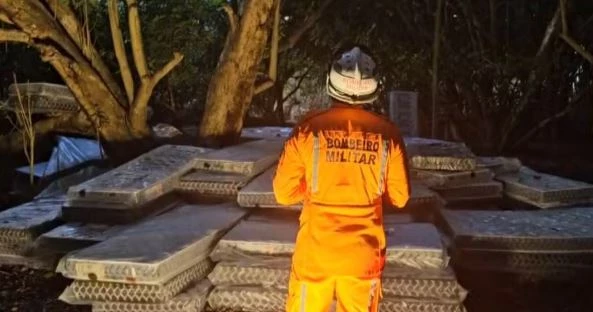 Colchões são colocados na base de árvore. (Foto: Corpo de Bombeiros)
