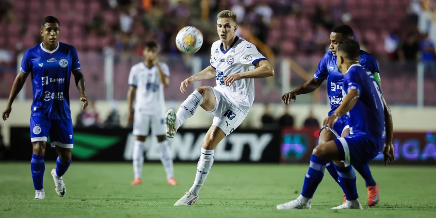 Lance do jogo entre Confiança e Bahia, pela Copa do Nordeste.