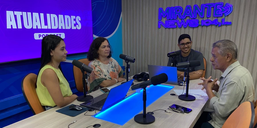 Vivian Almeida e Carlos Eduardo Ramos durante o programa Atualidades.