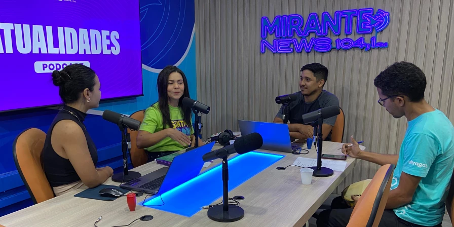 Moana Martins e Francisco Willians durante o programa Atualidades.
