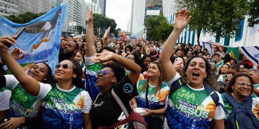 A distribuição dos evangélicos por faixa etária é mais uniforme, mas é um pouco maior entre as faixas etárias mais jovens.