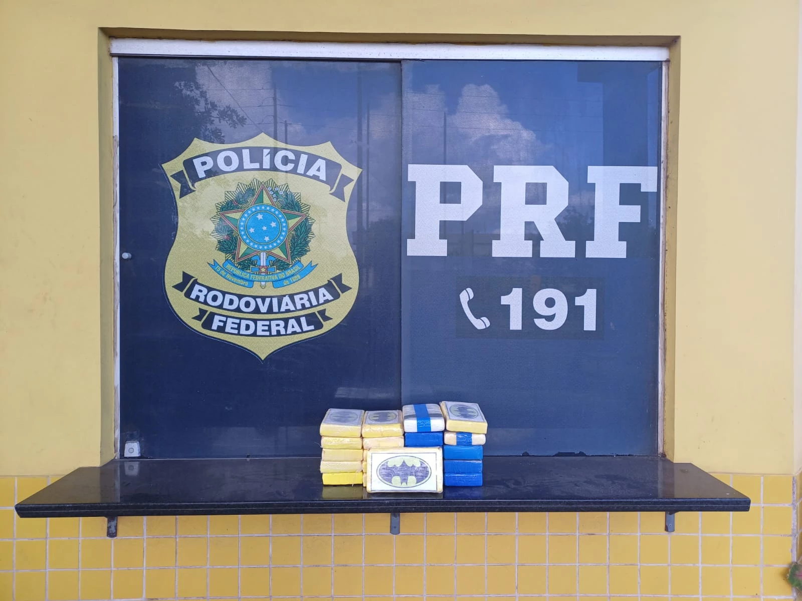 Na abordagem, a PRF encontrou um rastreador de cor branca no interior de um dos tabletes da droga. (Foto: Divulgação/PRF)